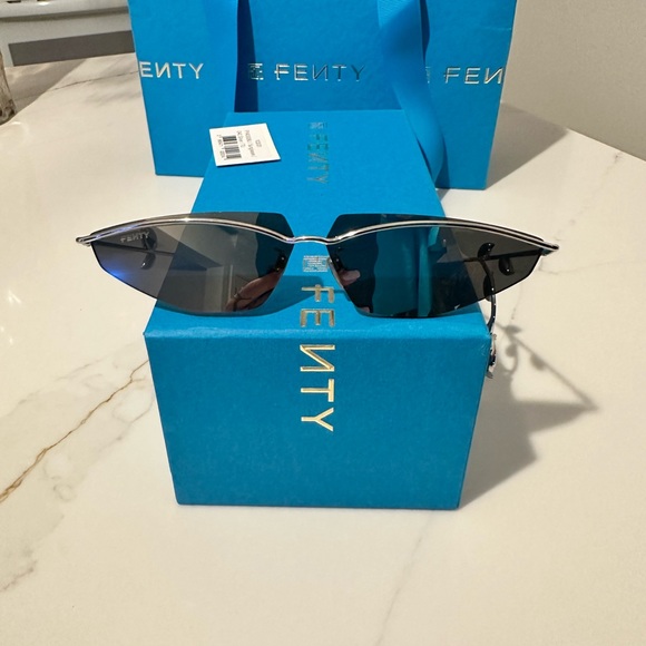 Fenty - Side-Eye Vine Sunglasses - Silver - Rihanna...